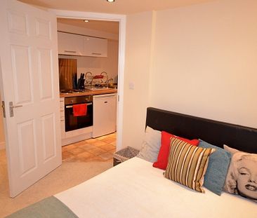Huge 7 Bedroom Student Property Opposite Collegiate Campus! - Photo 5