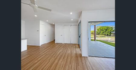 Large Modern Home with Open Plan Living & Double Garage - Photo 2