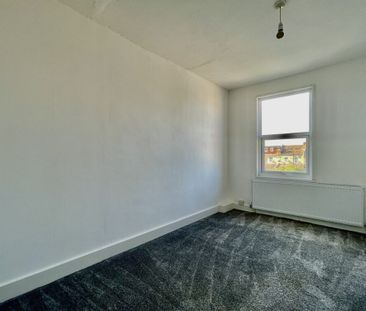 3 bed House Central Avenue, Southend-on-Sea, SS2 - Photo 3