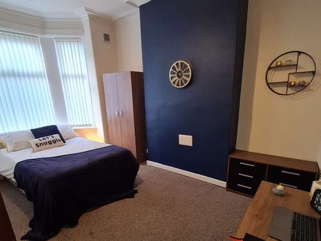 Large Room, Great Location - Photo 4