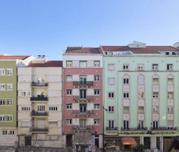 Room in a shared 11-bedroom apartment for rent in Lisbon, suitable for professionals and students - Photo 2