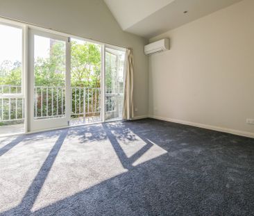 Spacious two-bedroom townhouse - Photo 2