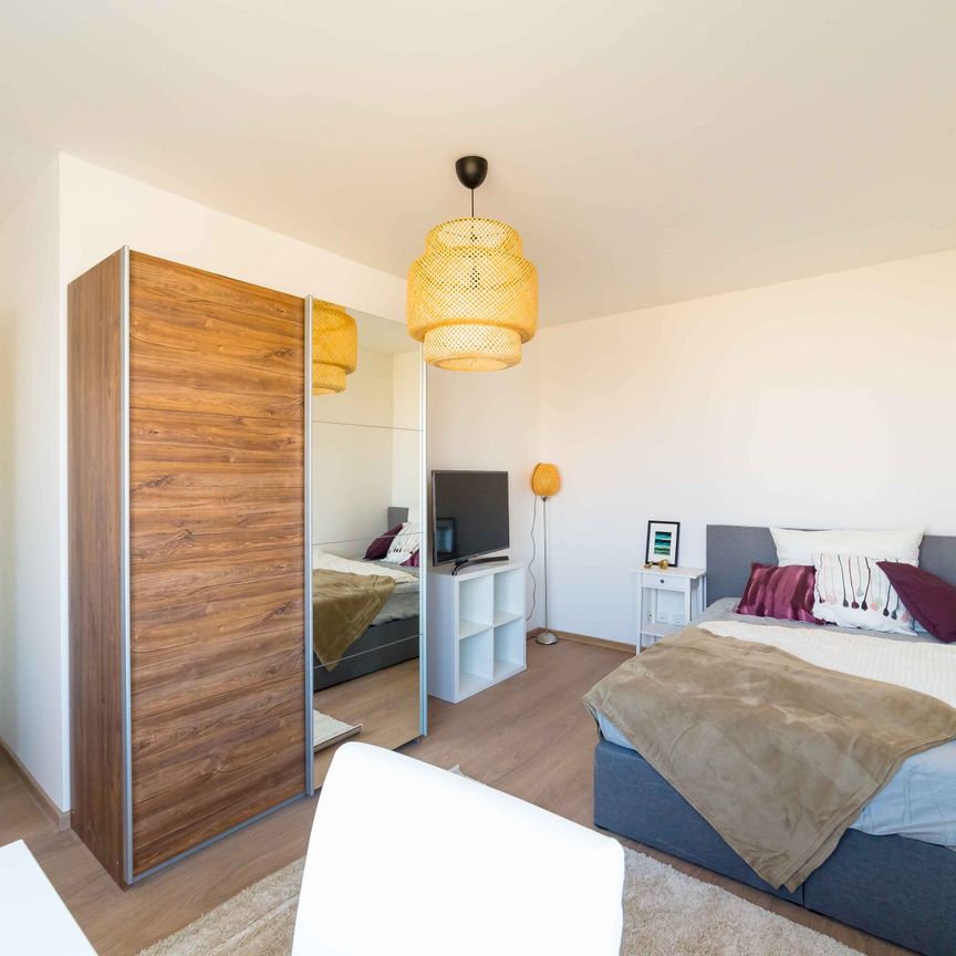 Room in Bernhard-Weiß-Straße, Berlin for 92 m² with 5 bedrooms - Photo 1