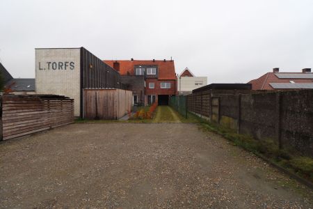 Gerenoveerd duplex-appartement met 3 slaapkamers, terras en autostaanplaats met fietsenberging. - Foto 3
