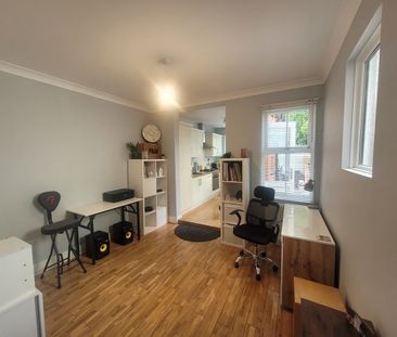 Room in a Shared House, Churchill Road, CR2 - Photo 2