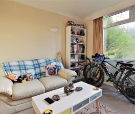 3 bedroom House in Queenswood Gardens, Leeds - Photo 4