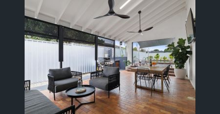 Lowset Family Entertainer with a Pool in Quiet Location - Photo 5