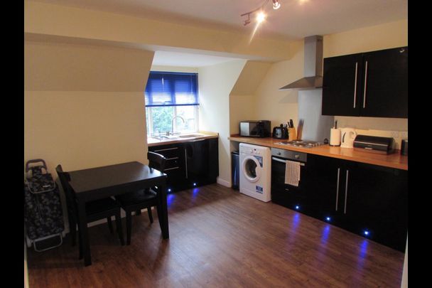 2 Bed Penthouse, Albemarle Road, BR3 - Photo 1