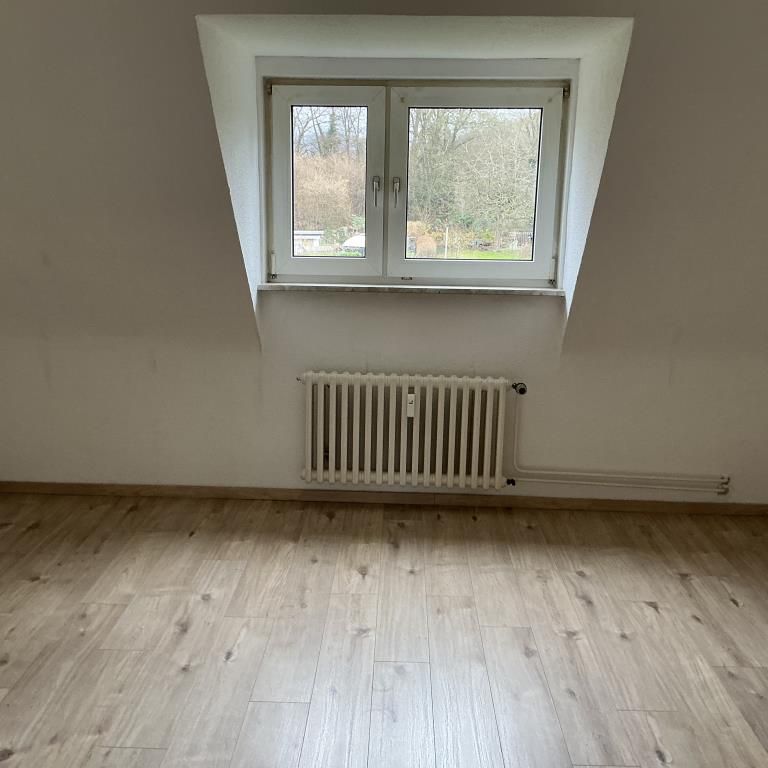 Jetzt ansehen: gemütliche 2-Zimmer-Wohnung im Dachgeschoß in Hagen Eilperfeld! - Photo 1