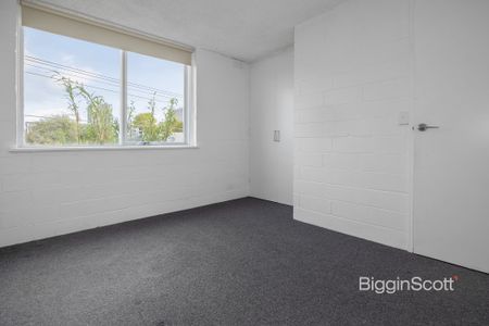 WELL PRESENTED APARTMENT IN PRIME POSITION - Photo 4