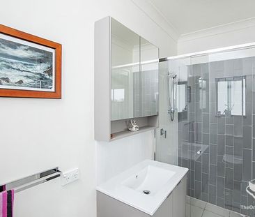 Top Floor, 2 Car and Storeroom, Park Outlook, Unbeatable Location, ... - Photo 4