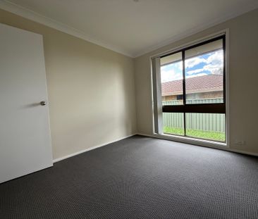 Stylish and Spacious 3 Bedroom Home - Photo 3