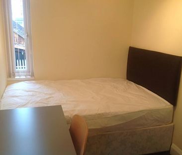 **Fantastic four bed house 1 minute from uni *** - Photo 2