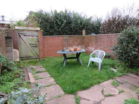 4 bed House - To Let - Photo 4