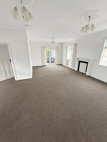 22 Riddlers Crescent, Petone - Photo 2