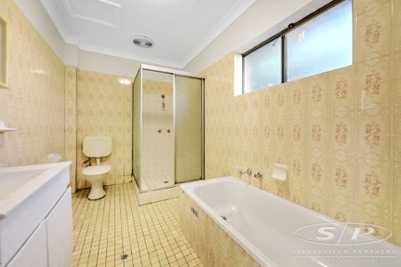 Townhouse with Spacious Interiors - Photo 4