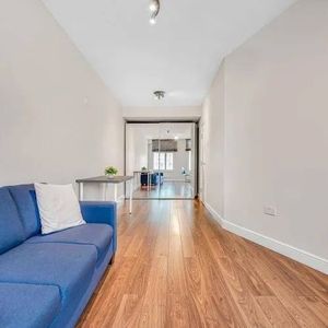 Warren Court, NW1 - Photo 2