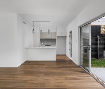 Modern Three Bedroom Townhouse - Photo 4