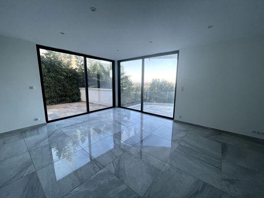 A louer - appartement meublé dans villa T3 Carry Le Rouet de 74m2, proche plage et village climatisé, terrasse, jardin, place de stationnement, - Photo 1