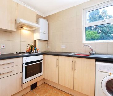 Three bedroom furnished flat, perfect for sharers and moments from ... - Photo 3