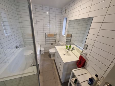 NEW LYNN - WELL PRESENTED TOWNHOUSE - Photo 3