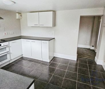3 bedroom end of terrace house to rent - Photo 2