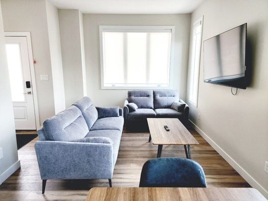 Edmonton Unfurnished townhouse Rental in Spruce Avenue - HIGHLY DESIRED 3 Bed Townhome Near Kingsway Mall - Photo 1