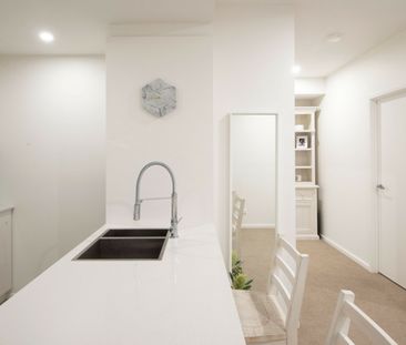 High End in the Heart of Griffith! - Photo 4
