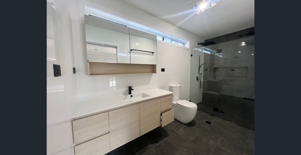 Large Family Home! - Photo 1