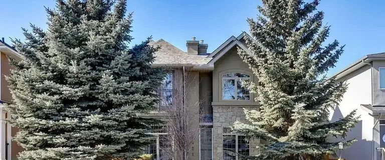 Prime Location! 2 Master Bedrooms, Jacuzzi Tub! | 5 - 2421 29 Street Southwest, Calgary - Photo 1