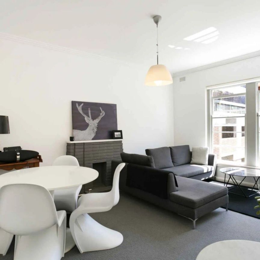 Top-Floor Art Deco Gem in Premier Harbourside Pocket - Photo 1