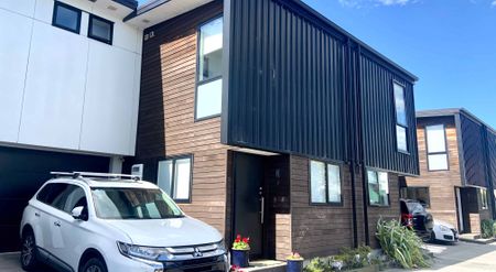 Beautifully Presented Fully Furnished Spacious City Townhouse - Photo 2