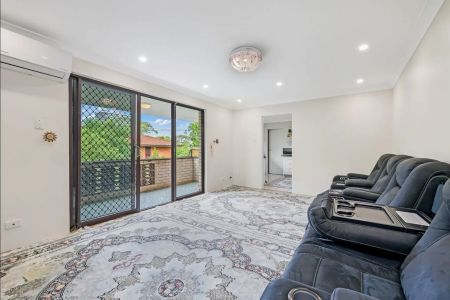 Beautifully Presented Two Bedroom Apartment - Photo 3