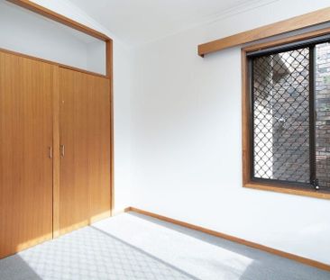 Charming 3-Bedroom Home in Blue Mountains Locale! - Photo 4