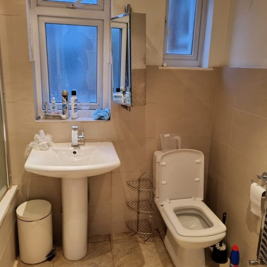 Room in a Shared House, Melrose Avenue, NW2 - Photo 1
