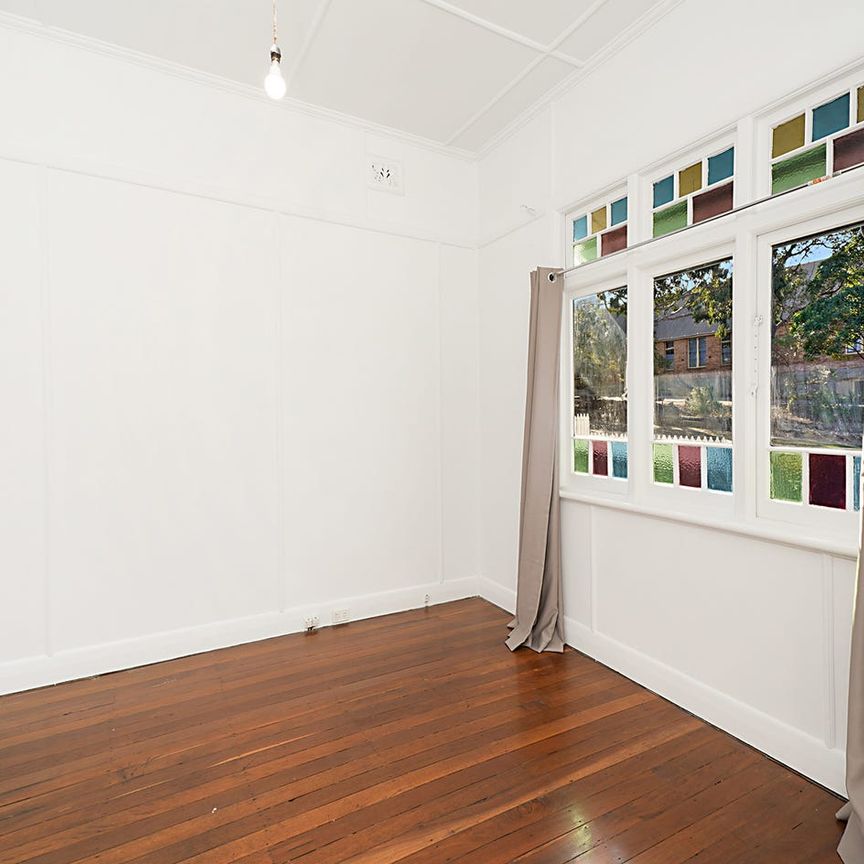 A charming cottage in a most convenient location - Photo 1