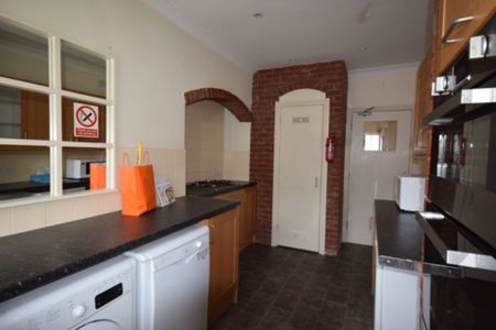 4 Bedroom House To Rent in Charminster - £1,980 pcm Tenancy Info - Photo 4