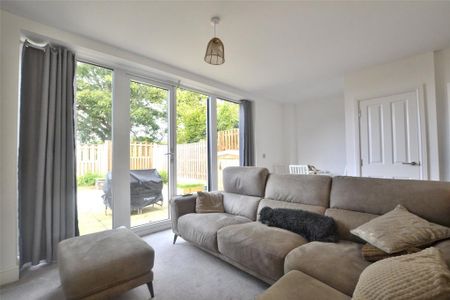 2 bedroom end of terrace house to rent - Photo 2