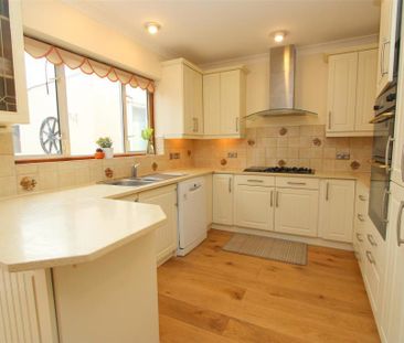 3 bedroom semi-detached bungalow to rent - Photo 5