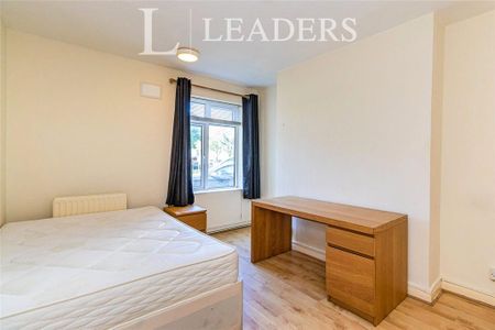 3 bedroom flat to rent - Photo 4
