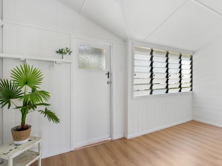 Beautiful Renovated Queenslander&excl; - Photo 2