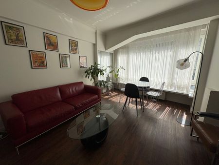 Leuk gemeubeld 2 Slaapkamer appartement te huur op vlak bij stadhuis van Oostende! - Photo 2