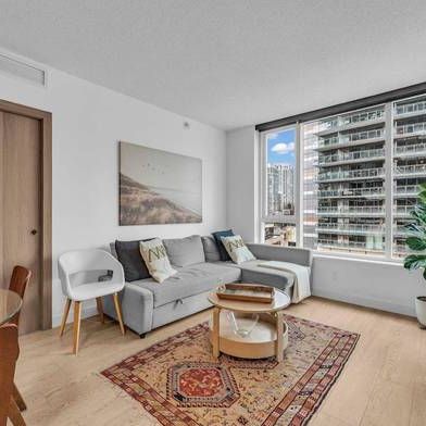 One pacific Yaletown 1 bed 1 den with AC and parking available Oct 1 - Photo 3