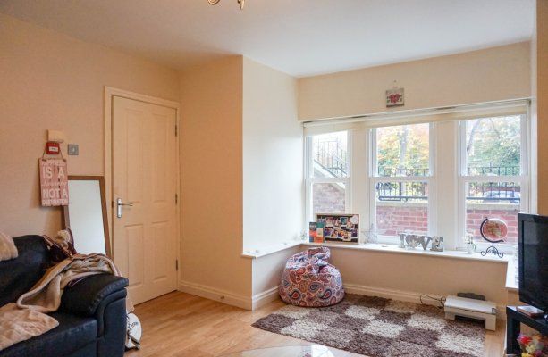 2 Bedrooms Broomfield Crescent - Photo 1