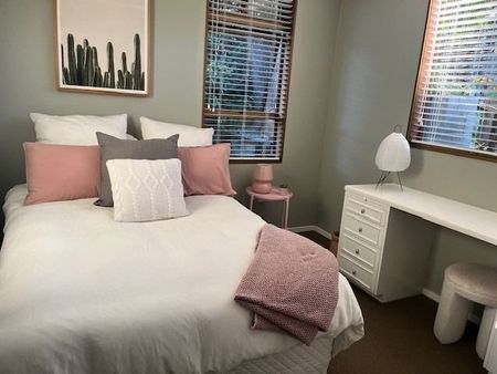 Exceptional 5 Bedroom Family Home with Swimming Pool in Prestigious Mairangi Bay - Photo 4