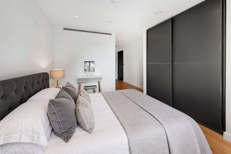 Exceptional 3 bedroom, 3 bathroom luxury modern apartment which is beautifully furnished. With 24/7 concierge, gym and roof terrace. - Photo 4