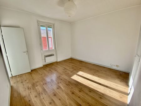 LA LONDE LES MAURES - Type 3 - duplex - location a l'année - Photo 5