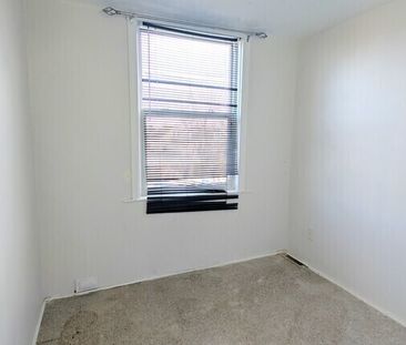 Spacious 2 Bed + Den, 1.5 Bath Townhouse in Downtown Windsor - Photo 2