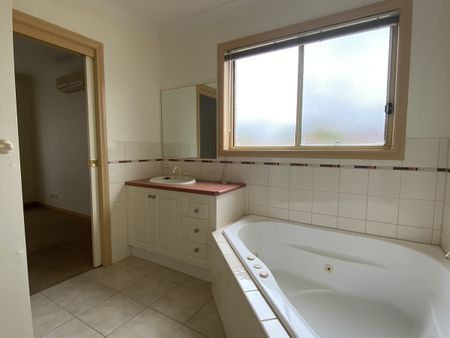 1 / 6 Beckham Street, SHEPPARTON VIC 3630 - Photo 3