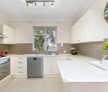 Modern first floor two bedroom apartment in great location! - Photo 3